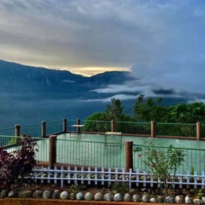 Smoky Falls Mae-Fi Resort