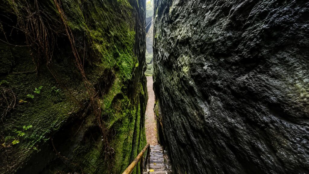 Mawlyngbna Split Rock